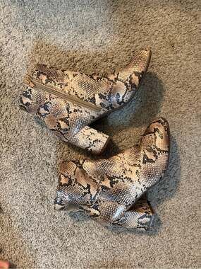 Snake-Print Ankle Boots in Beige and Black - Daisy Fuentes Size 7.5